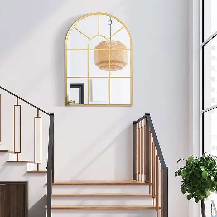 Homcom Wandspiegel - Gold - Goldgerahmter Bogenspiegel mit Gitterdesign an einer Wand, der eine geflochtene Leuchte und ein modernes Interieur widerspiegelt.