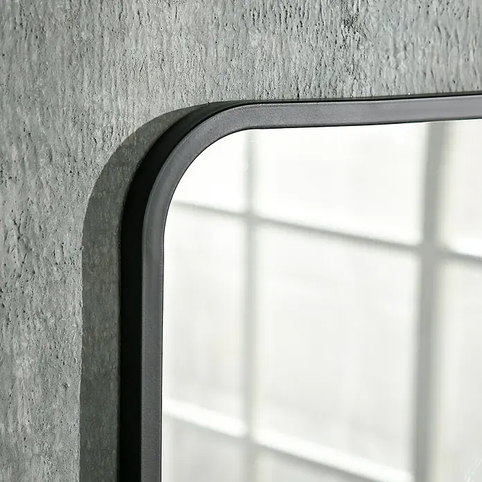 Homcom Wandspiegel - 10,2 x 70 cm, Schwarz - Schwarz gerahmter Spiegel mit abgerundeten Ecken an einer strukturierten Wand, der ein Fenster reflektiert.