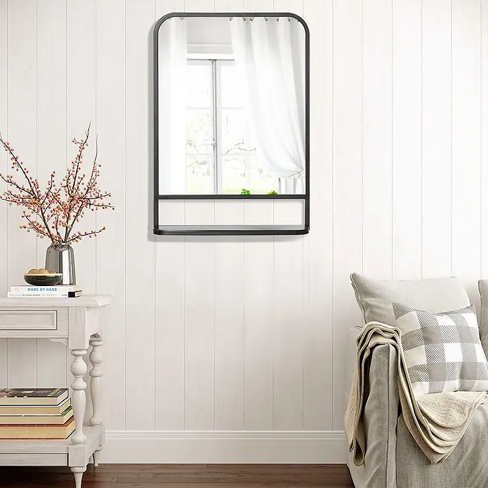 Homcom Wandspiegel - 10,2 x 70 cm, Schwarz - Schwarzer Spiegel mit abgerundeten Ecken und Ablage, reflektiert ein helles Fenster.