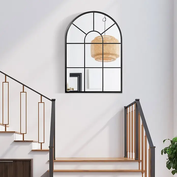 Homcom Wandspiegel - 2 x 91 cm, Schwarz - Gewölbter Spiegel mit schwarzem Gitterrahmen über einer Treppe, der eine geflochtene Pendelleuchte widerspiegelt.