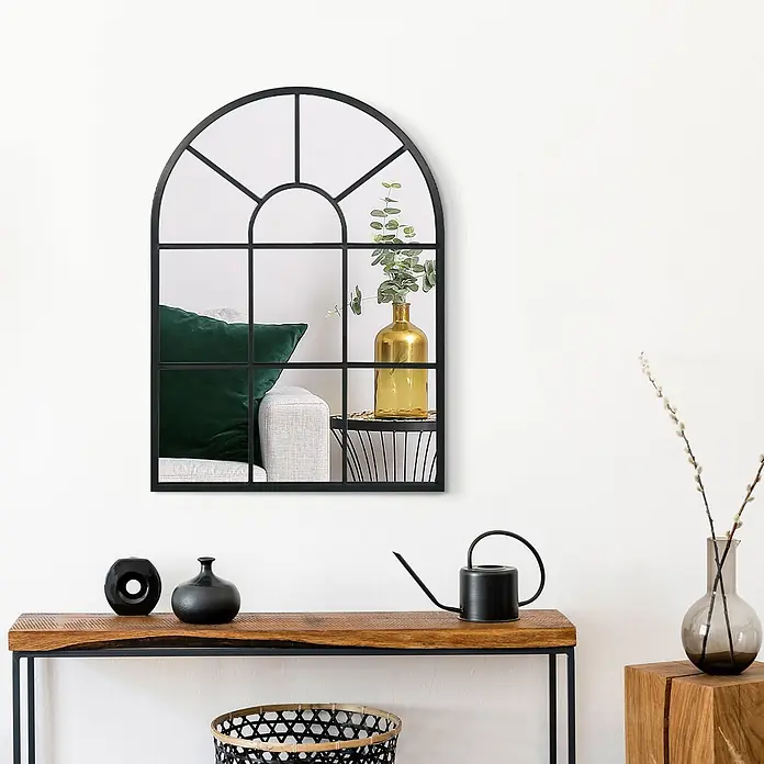 Homcom Wandspiegel - 3 x 70 cm, Schwarz - Großer schwarzer Metall-Bogenspiegel mit Gitterdesign, der ein Wohnzimmerinterieur widerspiegelt.