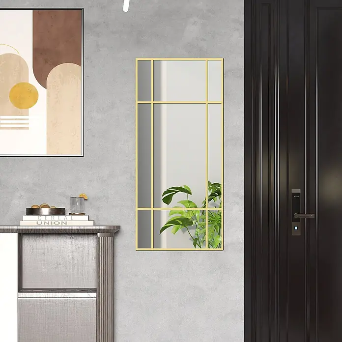 Homcom Wandspiegel - 2 x 110 cm - Goldgerahmter Gitterspiegel, der eine grüne Pflanze reflektiert, über einer Konsole hängend.