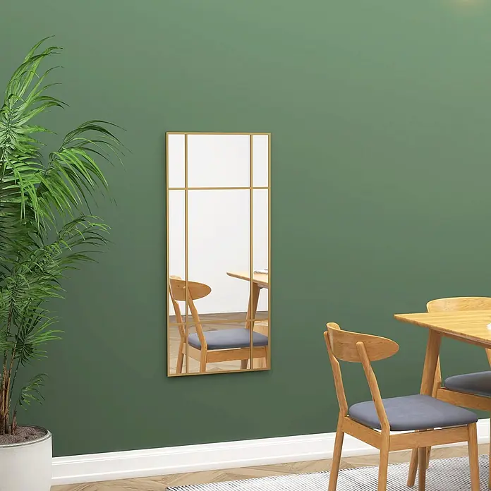 Homcom Wandspiegel - 2 x 110 cm - Rechteckiger goldgerahmter Spiegel mit Gittermuster, an einer Wand montiert, der Holzmöbel reflektiert.
