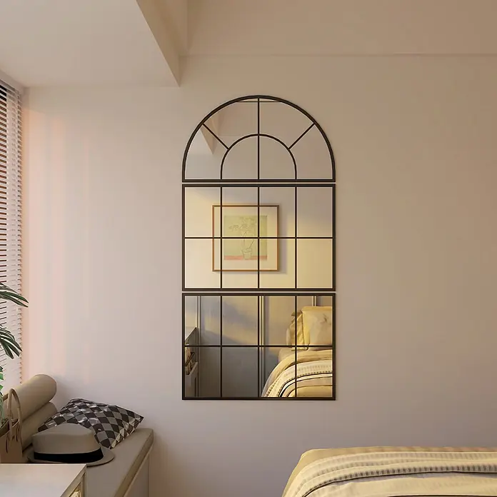 Homcom Wandspiegel - 2 x 149 cm - Schwarzer Bogenfensterspiegel mit Metallrahmen, der ein Schlafzimmer widerspiegelt.