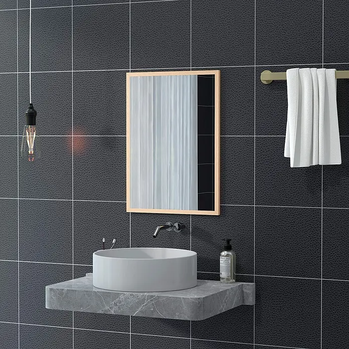 Homcom Wandspiegel - 2 x 70 cm, Naturholz - Moderner Waschtisch mit weißem Aufsatzwaschbecken auf grauer Marmorplatte, Holzspiegel und Wandarmatur.