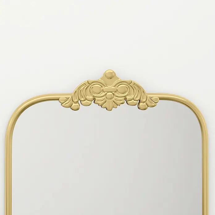 Homcom Wandspiegel - Gold - Goldener Spiegel mit einem verzierten goldenen Zierelement oben.