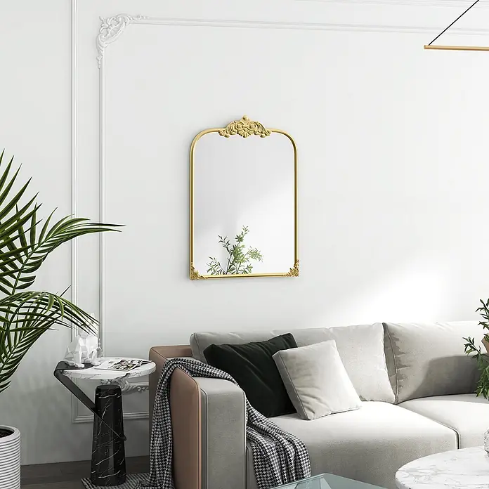 Homcom Wandspiegel - Gold - Dekorativer goldgerahmter Bogen-Spiegel mit Zierelementen, der Grünzeug reflektiert.