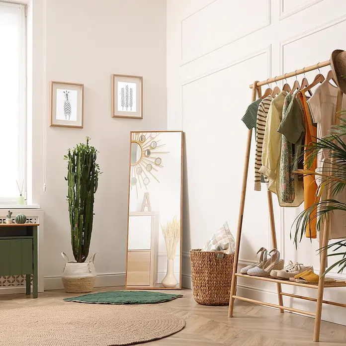 Homcom Wandspiegel - 5 x 125 cm - Hölzerner Kleiderständer mit verschiedenen Kleidungsstücken und Espadrille-Schuhen in einem stilvollen Raum.