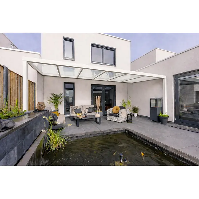 Gardendreams Terrassenüberdachung Essence - B x T: 300 x 335,5 cm, Reinweiß, Verbundsicherheitsglas (VSG), Klar - Weiße Pergola mit Glasdach über einer modernen Terrasse.