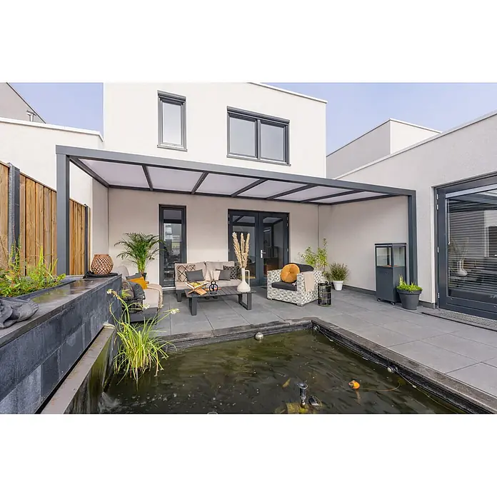 Gardendreams Terrassenüberdachung Essence - B x T: 400 x 255,5 cm, Anthrazitgrau, Polycarbonat, Opal - Moderne Terrasse mit grauer Pergola, die Loungemöbel und einen Teich überdacht.
