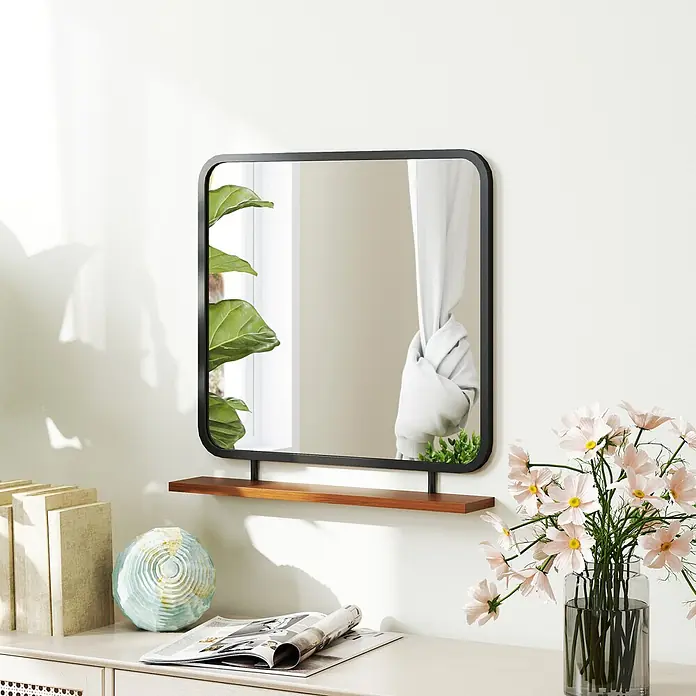 Homcom Wandspiegel - 10 x 55,5 cm - Schwarz gerahmter Spiegel mit abgerundeten Ecken und einer integrierten Holzablage, an einer weißen Wand über einem hellen Schreibtisch montiert.
