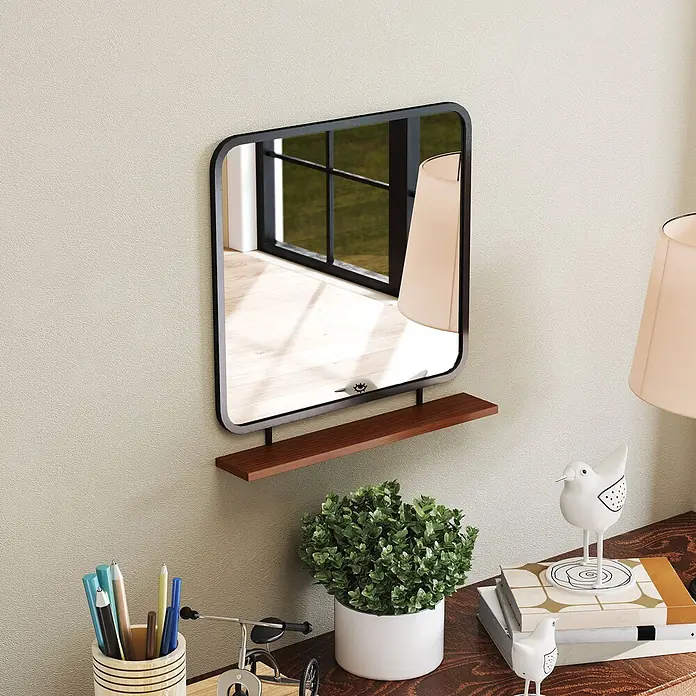 Homcom Wandspiegel - 10 x 55,5 cm - Schwarz gerahmter Spiegel mit Holzablage, über einem Schreibtisch in einem modernen Raum montiert.