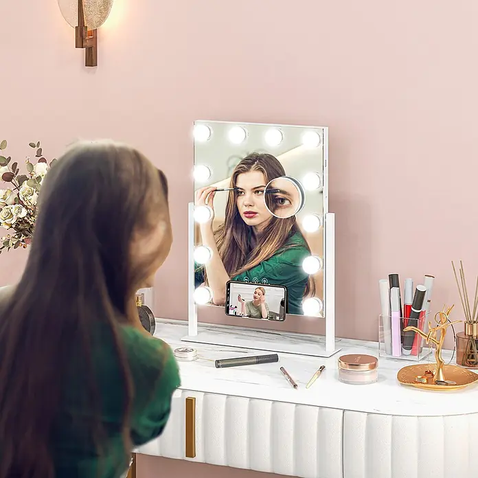 Homcom Kosmetikspiegel LED-Schminkspiegel -  - Weißer beleuchteter Schminkspiegel auf Schminktisch, mit Frau beim Make-up und Handyhalterung.
