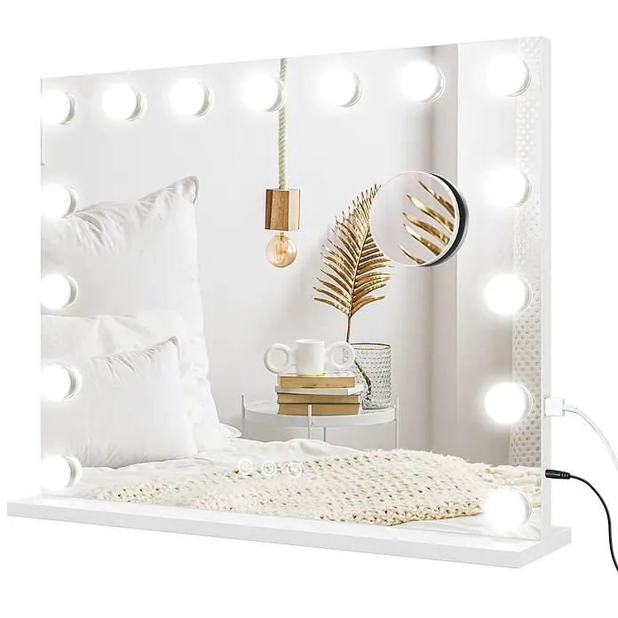 Homcom Kosmetikspiegel LED-Schminkspiegel -  - Weißer Schminkspiegel mit hellen LED-Lampen und weißem Sockel mit Touch-Bedienelementen und USB-Anschluss. Er spiegelt ein gemütliches Schlafzimmer wider.