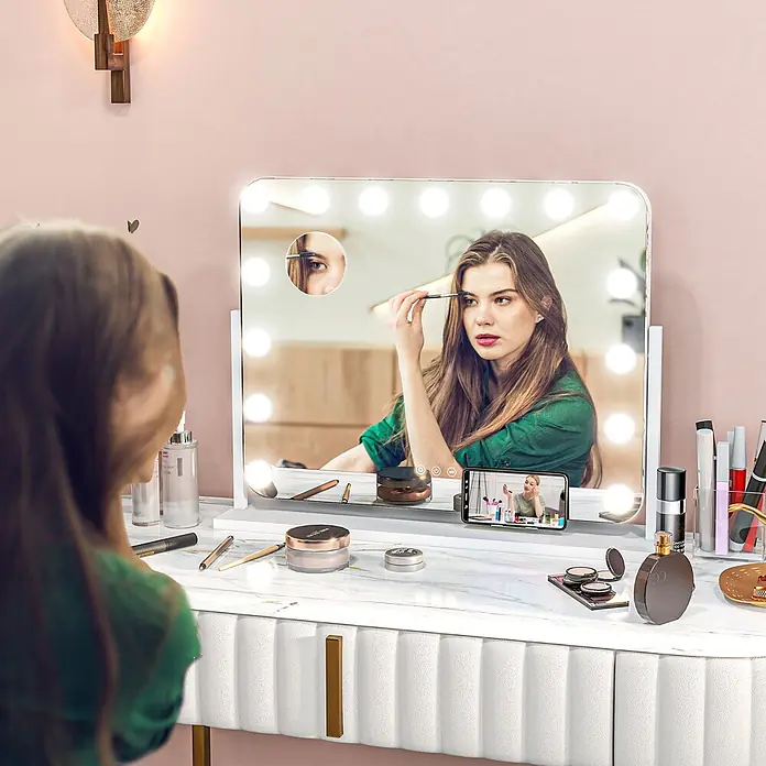 Homcom Kosmetikspiegel Hollywood Spiegel mit Beleuchtung -  - Frau benutzt einen weißen beleuchteten Schminkspiegel für Make-up, mit einem Telefon, das ein Tutorial anzeigt.