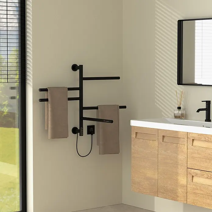 LuxeBath Elektro-Badheizkörper Handtuchwärmer Elektrisch mit 5 schwenkbaren Armen und Timerfunktion -  - Schwarzer elektrischer Handtuchwärmer an einer Badezimmerwand, mit zwei hellbraunen Handtüchern.