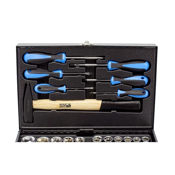 Karcher Werkzeugkoffer - 117 -tlg. - Offener schwarzer Werkzeugkoffer mit Schraubendrehern (blau-schwarze Griffe) und einem Hammer mit Holzgriff.
