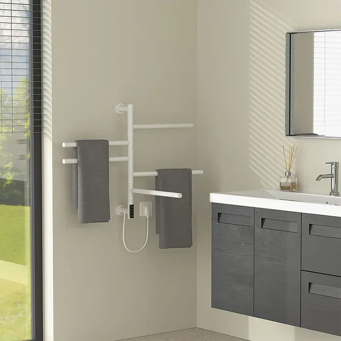 Handtuchwärmer Elektrisch Weiß 75W 450x622 mm 180° drehbar -  - Weißer elektrischer Handtuchwärmer mit grauen Handtüchern, wandmontiert in einem modernen Badezimmer.