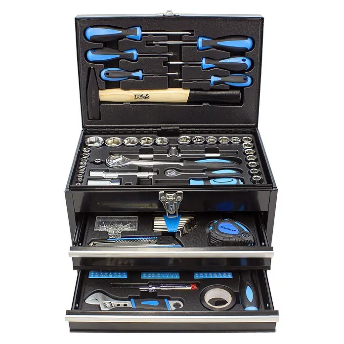 Karcher Werkzeugkoffer - 117 -tlg. - Offener schwarzer Werkzeugkoffer mit organisierten blauen und schwarzen Handwerkzeugen, wie Schraubendrehern, Steckschlüsseln und Bits.