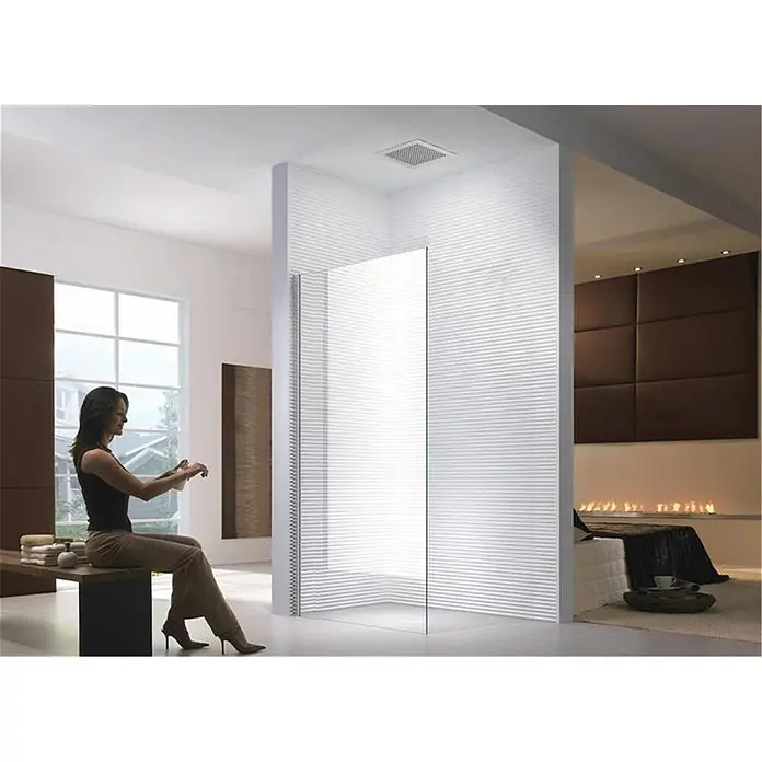 Glaszentrum Hagen Duschwand Walk in Duschwand 100x195 cm Klar - B x H: 100 x 195 cm, Eloxiert, Transparent - Elegante begehbare Dusche mit Klarglas und gerippter weißer Wand, die ein modernes Bad von einem Schlafzimmer mit Kamin trennt.