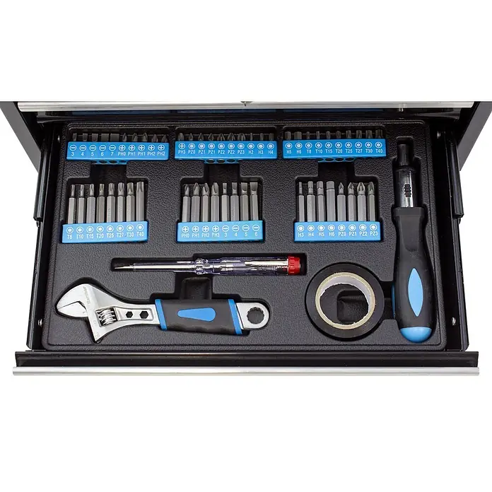 Karcher Werkzeugkoffer - 117 -tlg. - Eine schwarze Werkzeugschublade mit silbernen Schraubendreher-Bits, einem schwarz-blauen Schraubendreher, einem verstellbaren Schraubenschlüssel, einem Prüfstift und Isolierband.