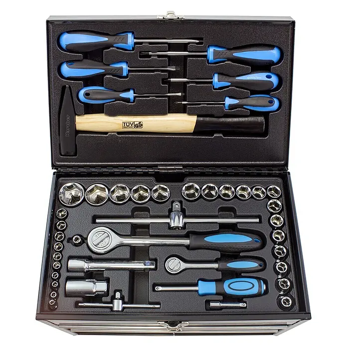 Karcher Werkzeugkoffer - 117 -tlg. - Offener schwarzer Werkzeugkoffer mit Schraubenziehern, Hammer und Steckschlüsselsatz mit blauen und schwarzen Griffen.