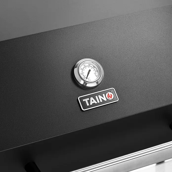 TAINO Gasgrill BLACK 2+1 - 3,5 kW, Anzahl Brenner: 3 Stk. - Detailansicht eines schwarzen Grilldeckels mit Chrom-Thermometer und 'TAINO'-Logo.