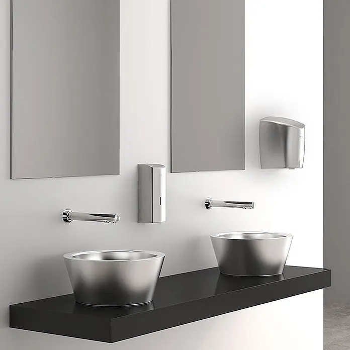 Delabie Wandspiegel Delabie Spiegel bruchsicher 10x385x485 mm Edst. spiegelpol. - 50,5 x 3 cm, Silber - Ein Set moderner metallischer Badezimmerarmaturen: zwei Aufsatzwaschbecken, Wandarmaturen, Seifenspender und Händetrockner.