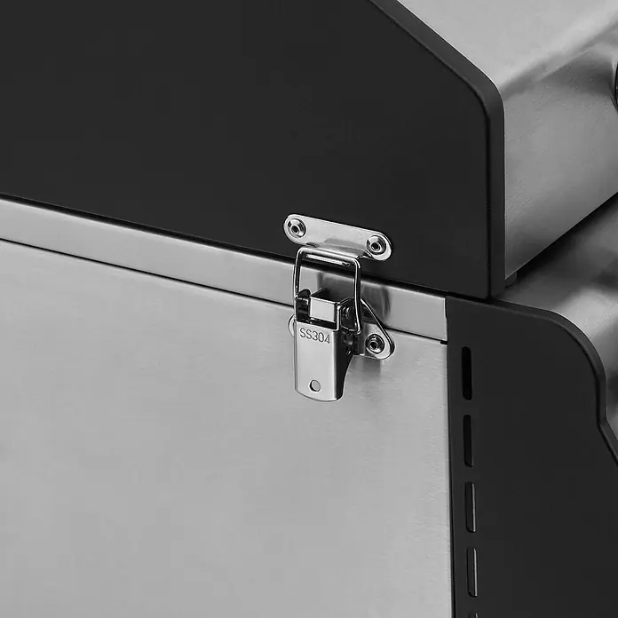 TAINO Gasgrill PLATINUM COMPACT - 2,2 kW, Anzahl Brenner: 2 Stk. - Nahaufnahme eines Edelstahl- und Schwarzgeräts mit einem SS304 Metallverschluss.
