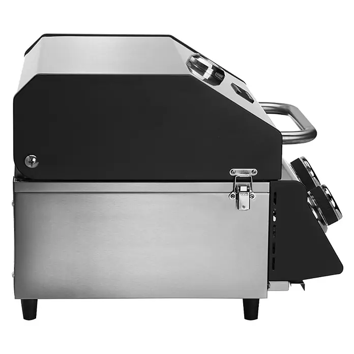 TAINO Gasgrill PLATINUM COMPACT - 2,2 kW, Anzahl Brenner: 2 Stk. - Seitenansicht eines tragbaren Grills mit Edelstahlbasis, schwarzem Deckel und Bedienknöpfen.