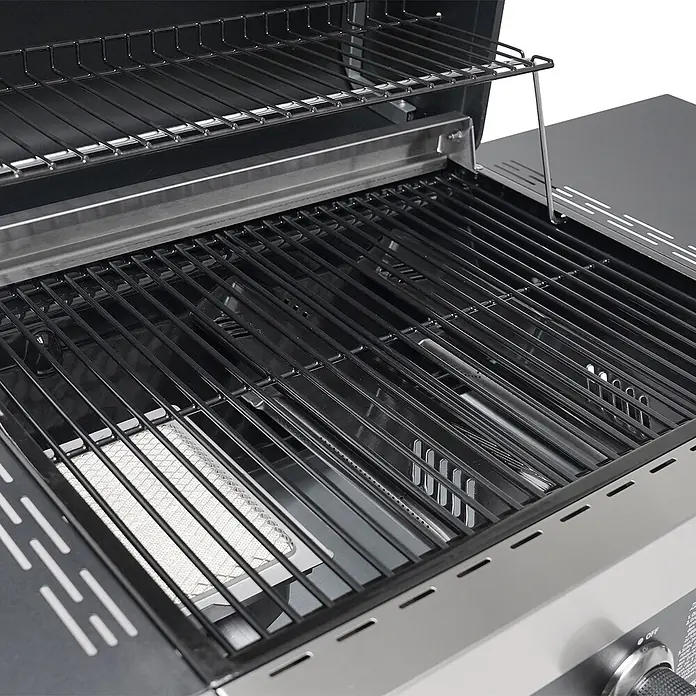 TAINO Gasgrill WABAYA 3+0 - 2,5 kW, Anzahl Brenner: 3 Stk. - Nahaufnahme des Grillinnenraums mit schwarzen Grillrosten, einem Warmhalterost und sichtbaren Hitzeverteilern/Brennern.