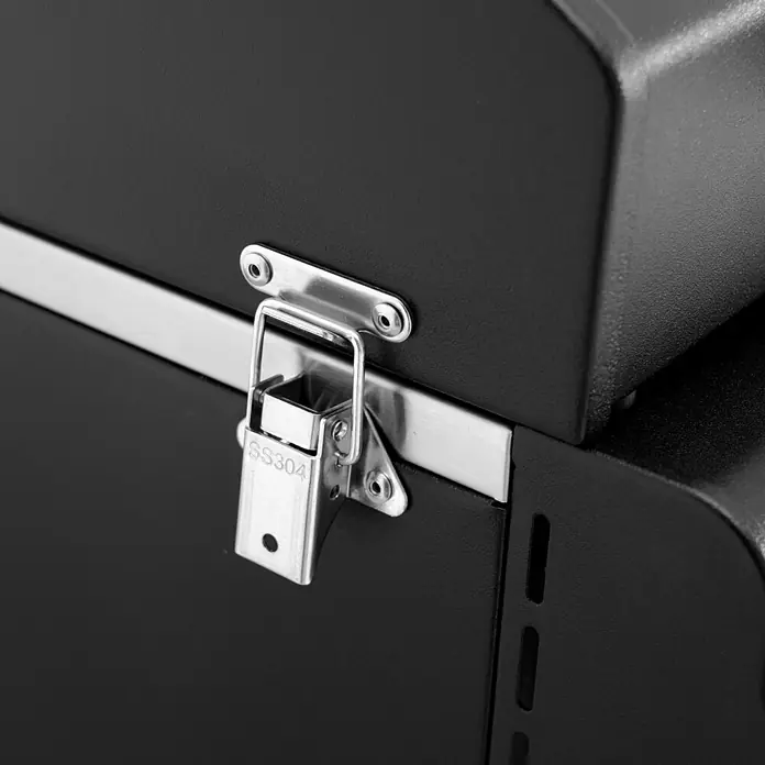 TAINO Gasgrill PLATINUM COMPACT - 2,2 kW, Anzahl Brenner: 2 Stk. - Robuster silberner SS304 Edelstahl-Knebelverschluss an einem schwarzen, texturierten Produkt.