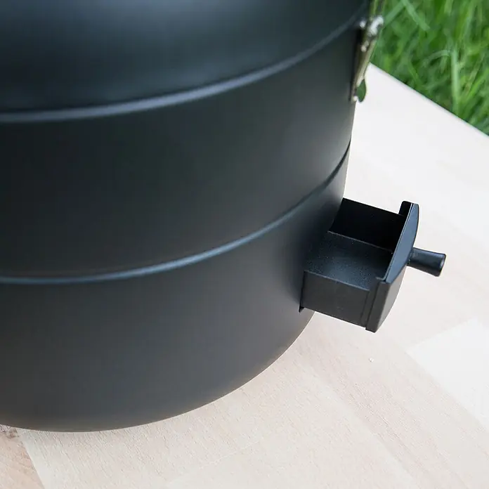 TAINO Gasgrill To-Go - 2,5 kW, Anzahl Brenner: 1 Stk. - Mattschwarzer Metallräucherofen mit rechteckiger Auszugschublade für Asche oder Holzspäne auf Holzoberfläche.