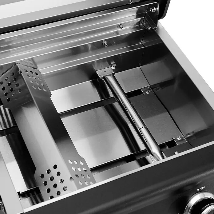 TAINO Gasgrill PLATINUM COMPACT - 2,2 kW, Anzahl Brenner: 2 Stk. - Edelstahl-Gasgrill-Innenraum mit zwei Brennern (einem perforierten Infrarotbrenner und einem Rohrbrenner) auf gebürsteter Metalloberfläche.
