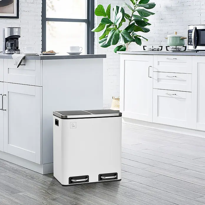 SVITA Treteimer TM2X15 - 30 l, Stahl, Weiß - Weißer Mülleimer mit zwei Fächern, schwarzen Deckeln und Fußpedalen, in einer modernen Küche neben weißen Schränken.