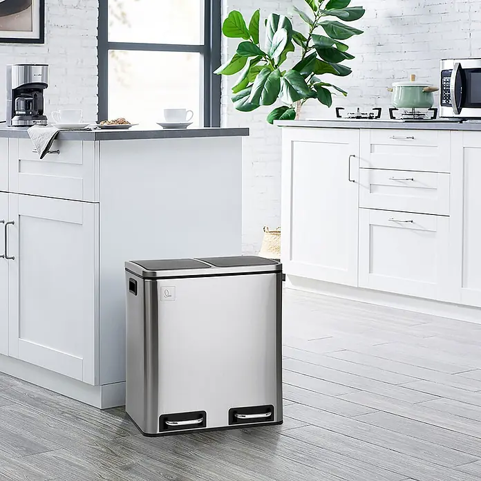 SVITA Treteimer TM2X15 - 30 l, Edelstahl, Silber - Doppelter Treteimer aus Edelstahl mit schwarzen Deckeln in einer modernen Küche.