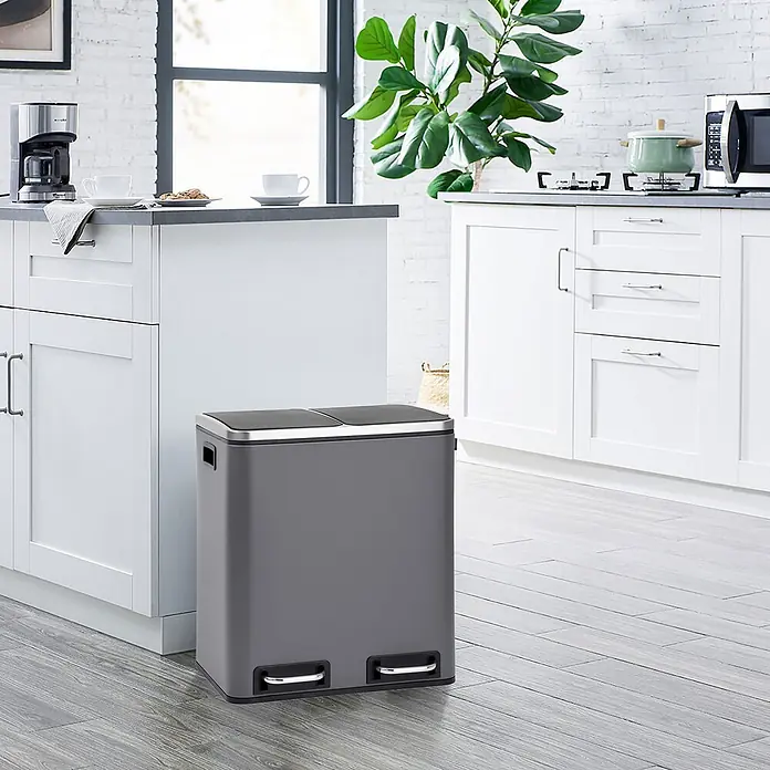 SVITA Treteimer TM2X15 - 30 l, Stahl, Grau - Grauer Mülleimer mit zwei Fächern und Fußpedalen, stehend auf einem Holzboden in einer modernen Küche.