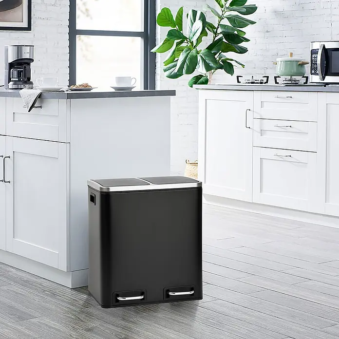 SVITA Treteimer TM2X15 - 30 l, Stahl, Schwarz - Schwarzer Doppel-Mülleimer mit Fußpedalen und silbernen Akzenten in einer modernen Küche neben weißen Schränken.