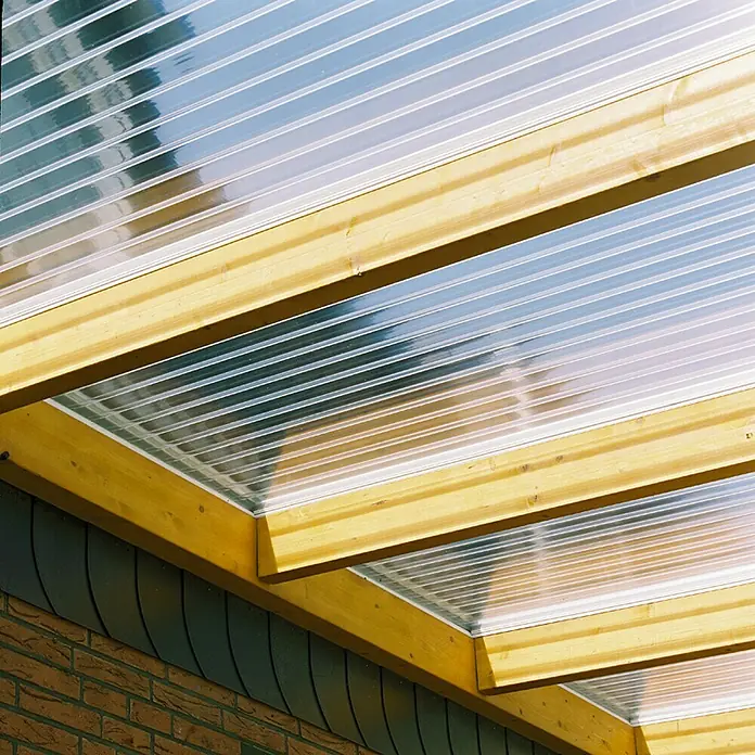 PLEXIGLAS® Acrylglas-Stegplatte Resist AAA SDP 16-64 - 3.000 x 980 x 16 mm, Acrylglas (PMMA), Transparent - Nahaufnahme einer transparenten Polycarbonat-Überdachung mit Holzrahmen, die Licht und Schutz bietet.\n