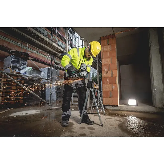 Metabo CAS 18V Akku-Winkelschleifer - 18 V, Ohne Akku - Arbeiter benutzt Metabo Akku-Winkelschleifer zum Trennen von Metall, Funken fliegen.