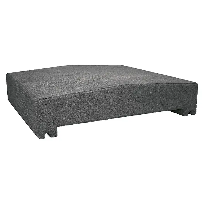 Christoph Mauerabdeckplatte R - 25 x 26 x 4,8 cm, Anthrazit, Beton - Nahaufnahme eines grauen Mauerabdeckungselements mit einer abgerundeten Oberseite und einer Nut an der Unterseite, isoliert auf Weiß.