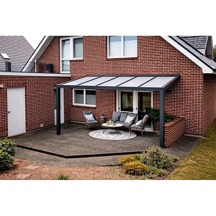 Gardendreams Terrassenüberdachung Elegance - B x T: 400 x 355,5 cm, Anthrazitgrau, Polycarbonat, Opal - Moderne graue Terrassenüberdachung mit transparenten Dachpaneelen über einer Sitzgruppe am Backsteinhaus.