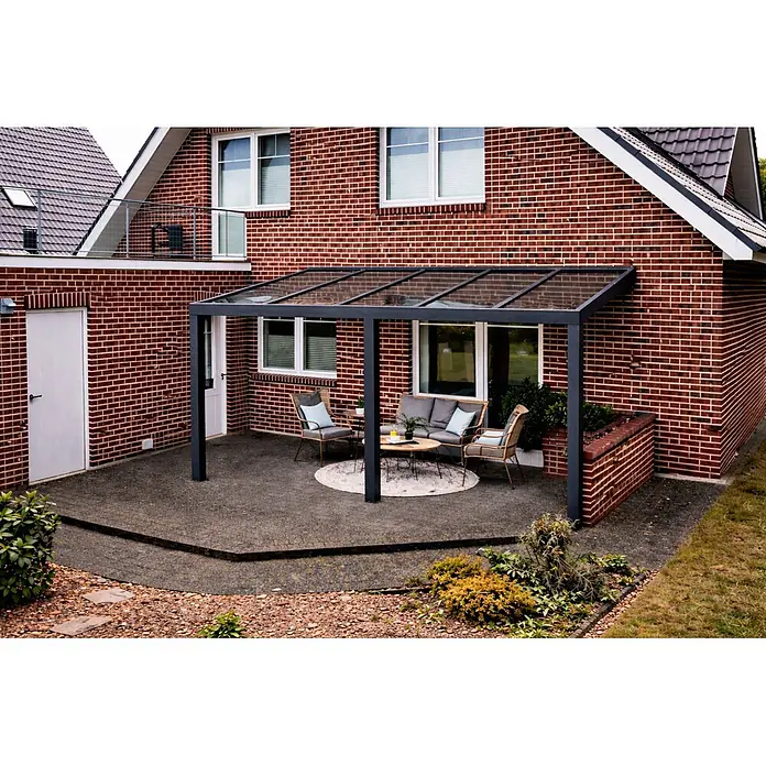 Gardendreams Terrassenüberdachung Elegance - B x T: 500 x 405,5 cm, Anthrazitgrau, Verbundsicherheitsglas (VSG), Klar - Dunkelgraue Terrassenüberdachung mit klarem Dach, an einem roten Backsteinhaus über einem Sitzbereich.