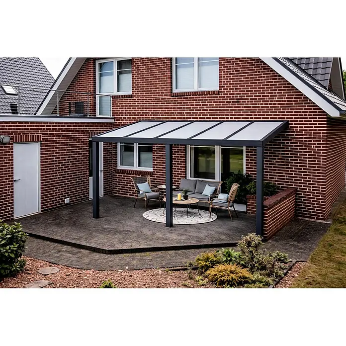 Gardendreams Terrassenüberdachung Elegance - B x T: 600 x 305,5 cm, Anthrazitgrau, Polycarbonat, Opal - Dunkelgraue Pergola mit lichtdurchlässigen Dachplatten über einer Terrasse am Ziegelhaus, schützt Gartenmöbel.