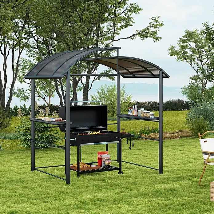 Outsunny Grillpavillon - Farbe Gestell: Schwarz, Metall - Schwarzes Metall-BBQ-Pavillon mit geschwungenem Dach, das einen Grill mit Essen und Regale mit Zubehör überdacht.
