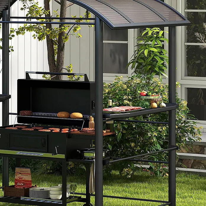 Outsunny Grillpavillon - Farbe Gestell: Schwarz, Metall - Schwarze Grillstation aus Metall mit durchsichtiger Überdachung, Ablagen und Lebensmitteln, im Garten.