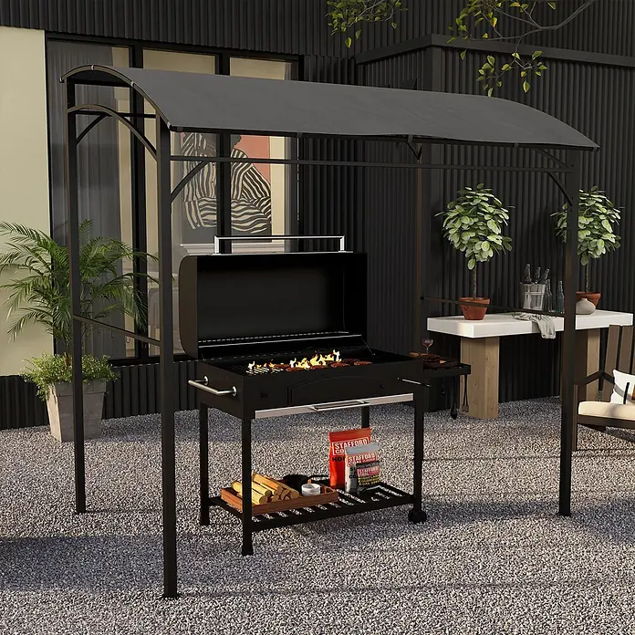 Outsunny Grillpavillon - Farbe Gestell: Schwarz, Metall - Schwarzer Metall-Grill mit grauem Vordach, auf dem Essen über Holzkohle im Freien zubereitet wird.