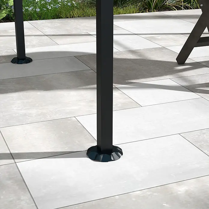 Outsunny Grillpavillon - Farbe Gestell: Schwarz, Metall - Schwarzer Vierkantpfosten mit Zierfuß auf hellen Terrassenfliesen.