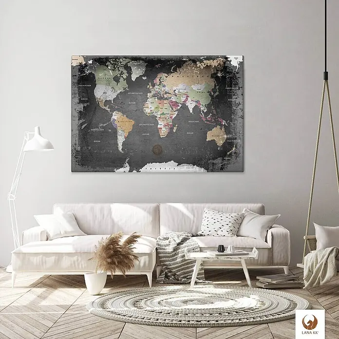 LanaKK Leinwandbild - Weltkarte, B x H: 80 x 60 cm - Großer Weltkarten-Kunstdruck mit dunklem, distressed Hintergrund und bunten Ländern, an der Wand über einem weißen Sofa im modernen Wohnzimmer.