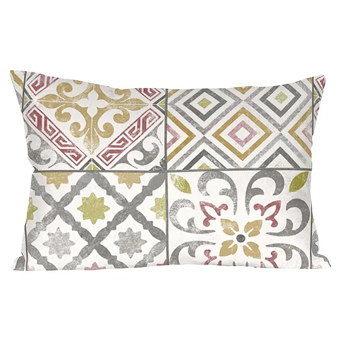 Cojín Siroco - 30 x 50 cm, Textil, Multicolor, Rectangular - Cojín con diseño de azulejos patchwork en patrones geométricos y florales verdes, rojos y grises.